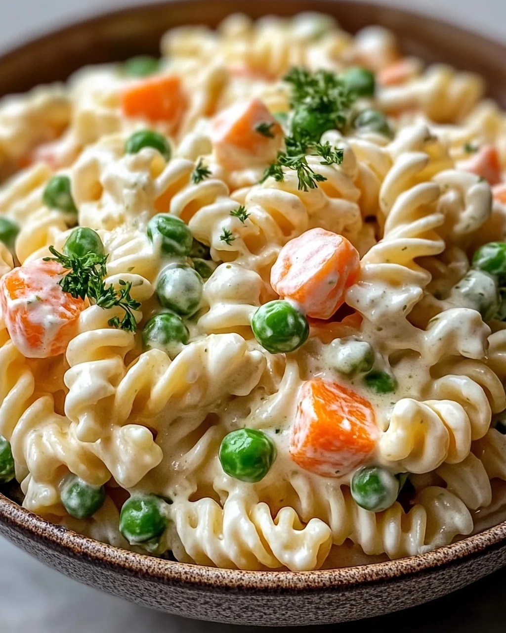 Cremiger Nudelsalat mit Erbsen und Möhren – Ein Genuss!