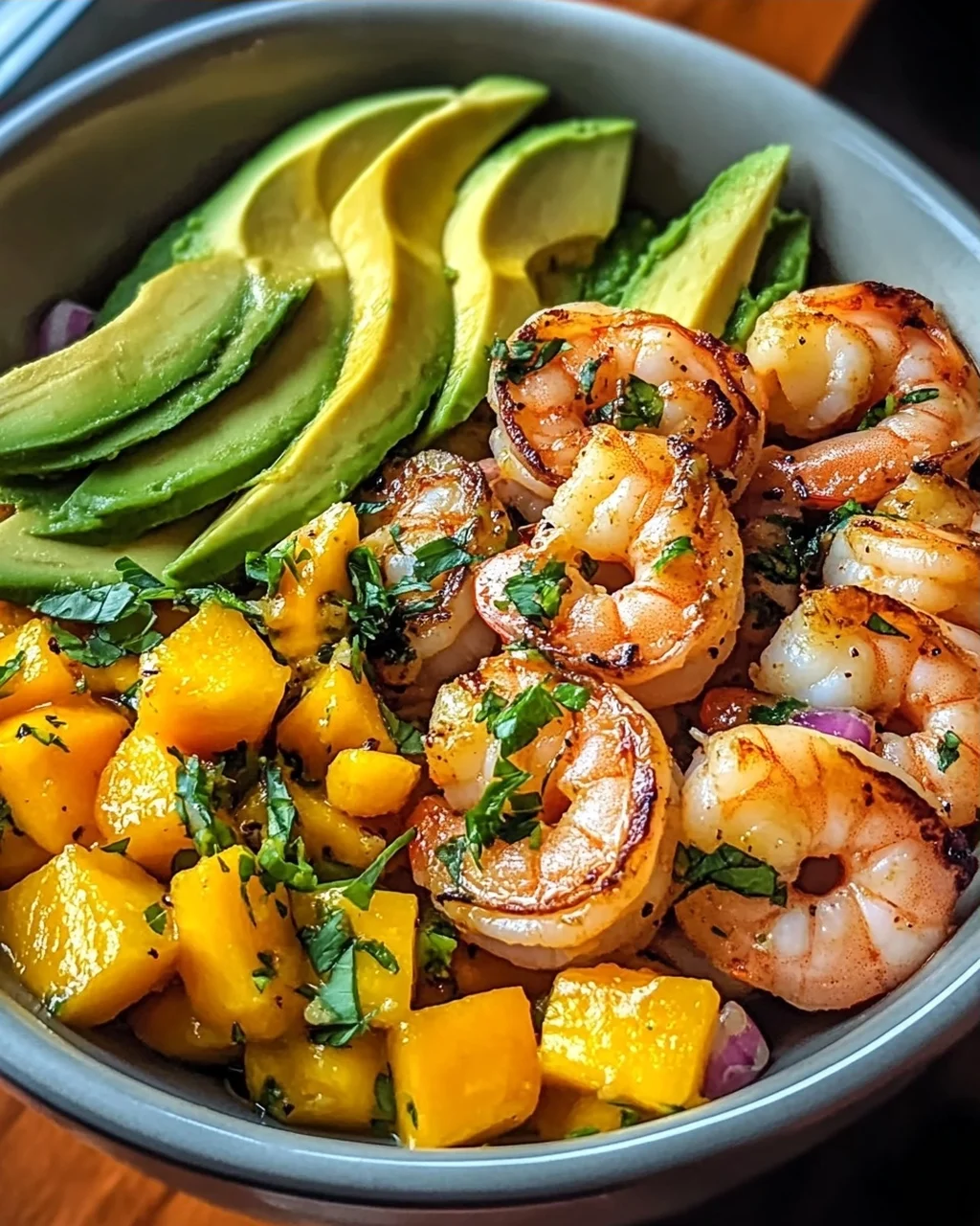 Garnelen- und Avocado-Schalen mit Mango-Salsa genius