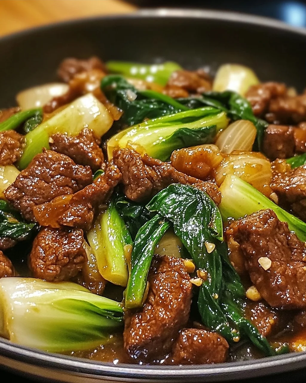 Gebratenes Bok Choy mit Rindfleisch in 20 Minuten