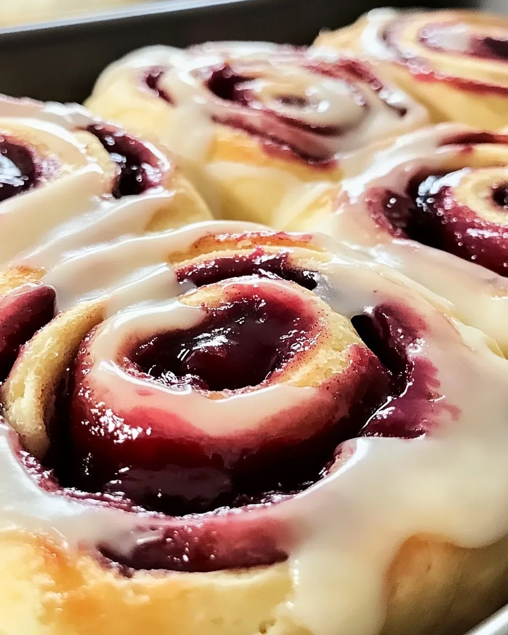 Kirschen Zimtschnecken mit hausgemilter Füllung genießen