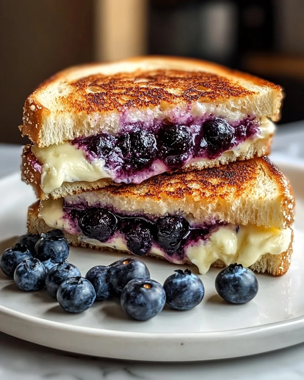 Knuspriger Blaubeer Grilled Cheese: Der süß-salzige Hit!