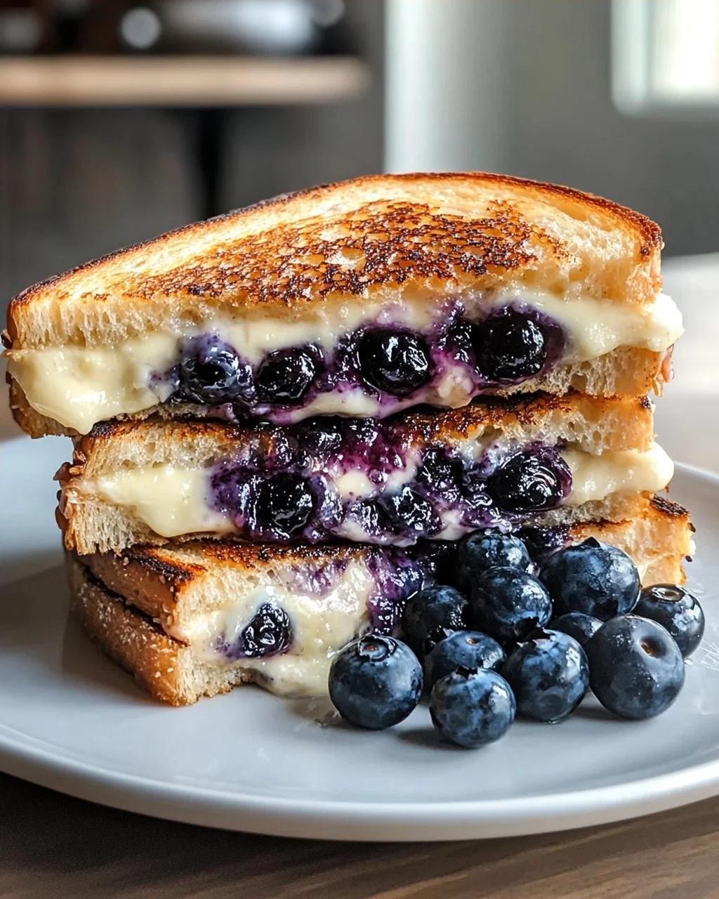 Knuspriger Blaubeer Grilled Cheese: Der süß-salzige Hit!