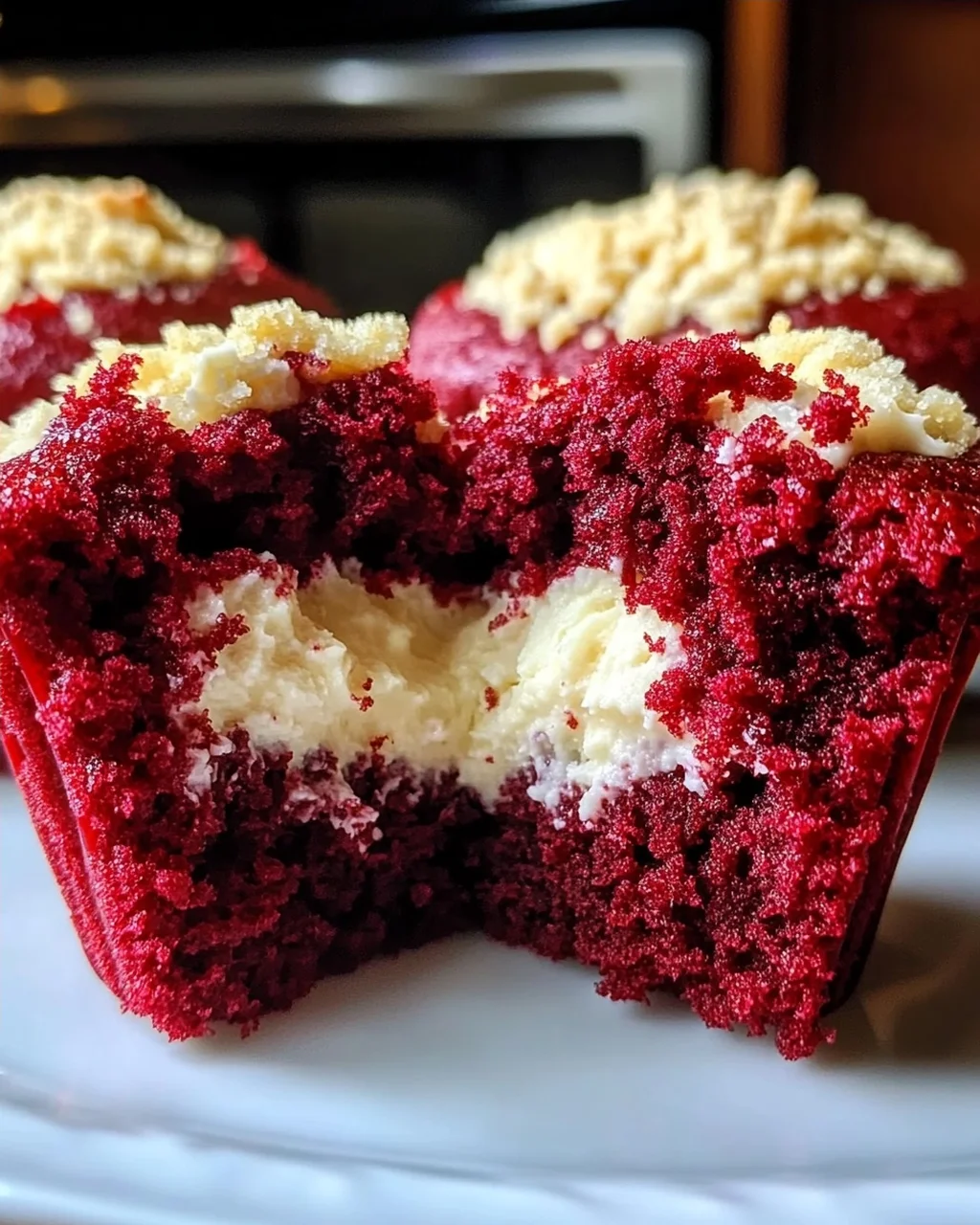 Rote Samtmuffins mit Frischkäsefüllung genießen
