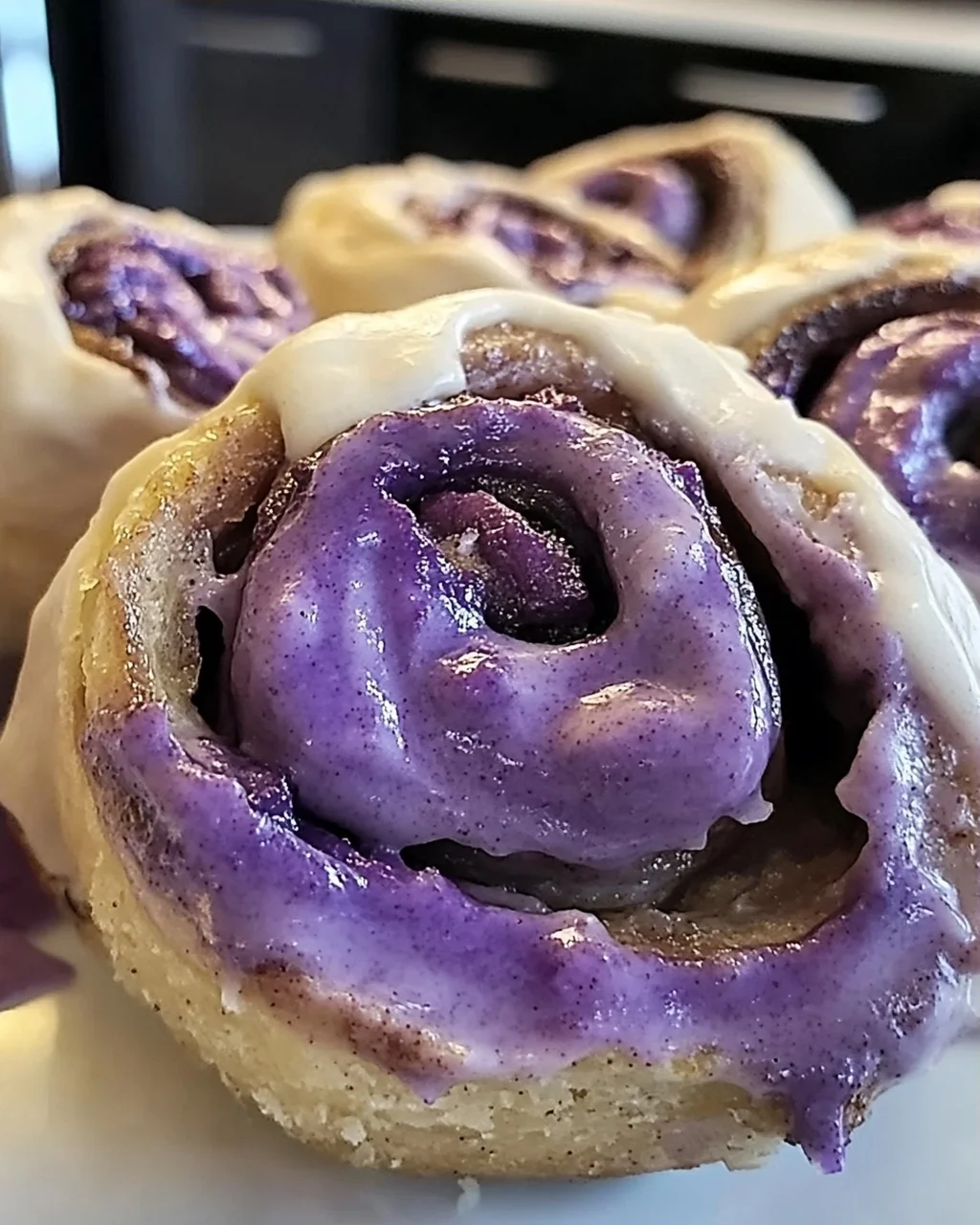 Ube Zimtschnecken mit cremigem Frosting