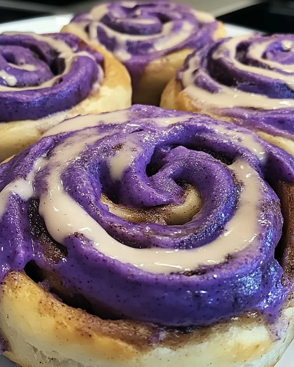 Ube Zimtschnecken mit cremigem Frosting